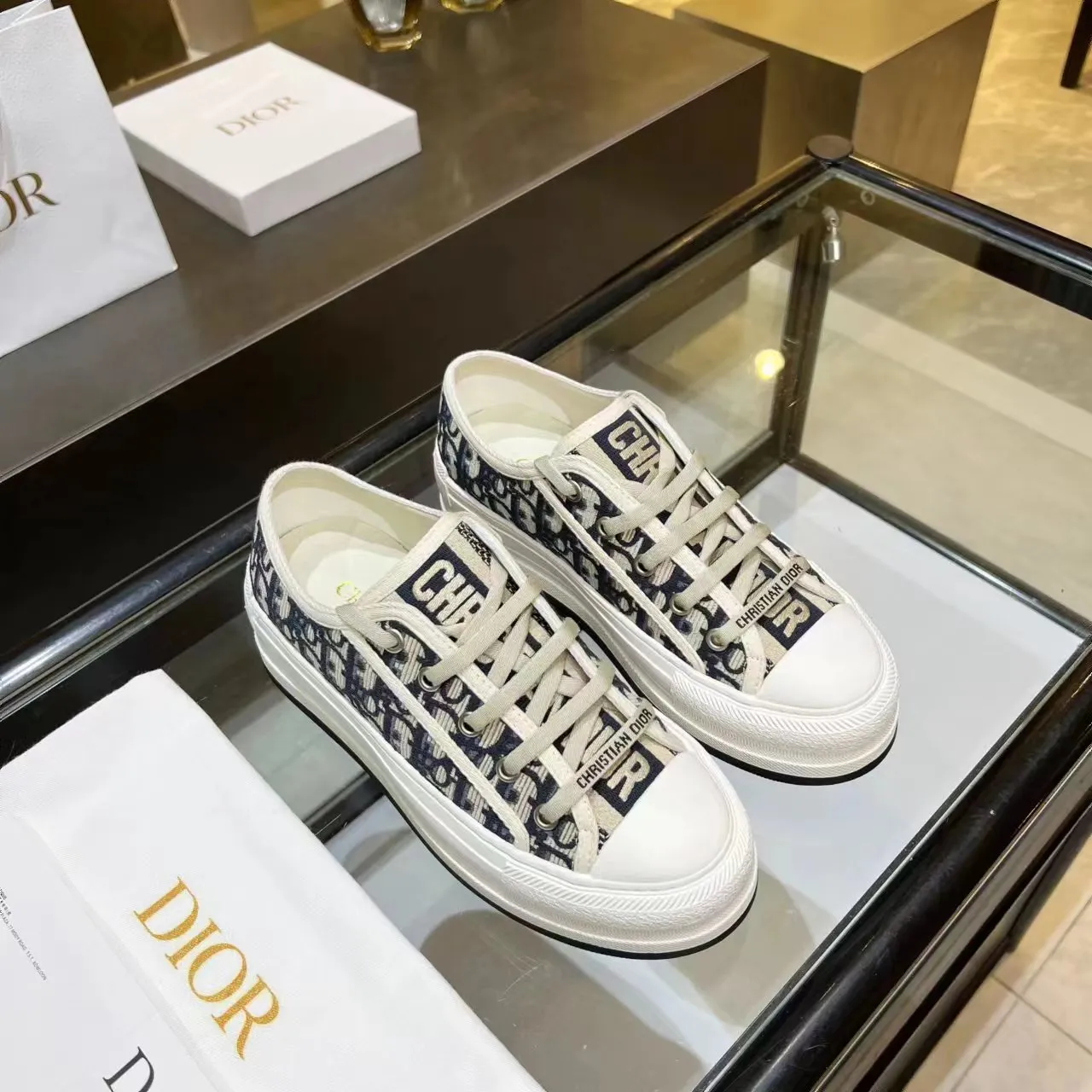 👟👟Ex-factory price 520👟👟, Dijia's popular presbyopic thick-soled embroidery, the goddess style Dior's 2023 big hit, the upper inherits the classic presbyopic series, the lining is sheepskin, the cowhide foot pads, the rubber outsole is lightweight, the outsole is 5cm thick, making you have longer legs instantly, super versatile, a must-have for everyone. Code number: 35-41 (34, 41, 42 can be customized) Tiger head series, black, gray, pink and blue, four colors